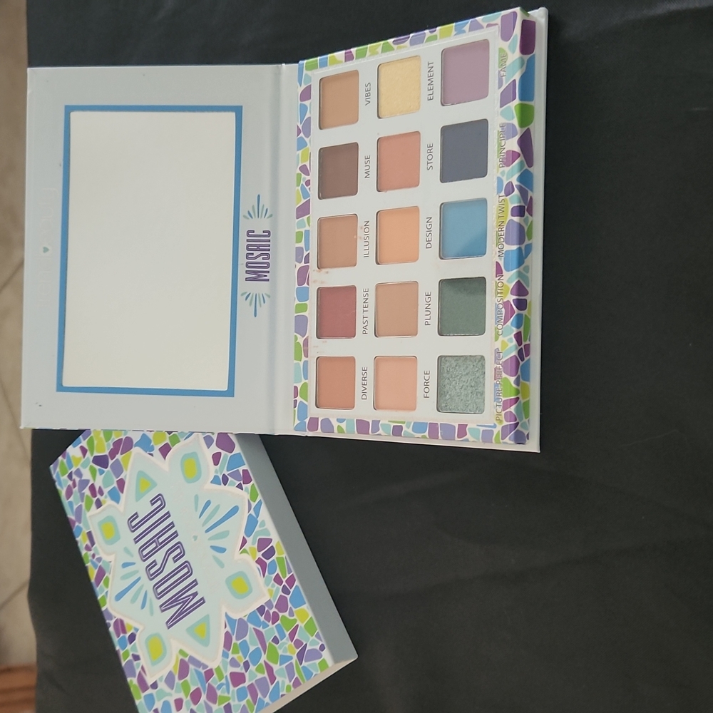 NWT 15 color pallet Mosaic